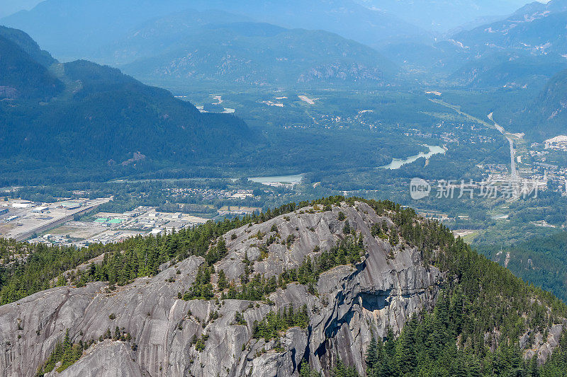 来自加拿大不列颠哥伦比亚省斯阔米什的斯塔瓦穆斯酋长山顶的Howe Sound